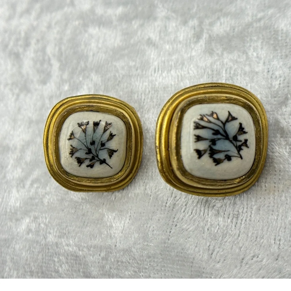 Vintage 1960s–70s White Enamel Floral Screw-Back‎ Earrings Gold Tone